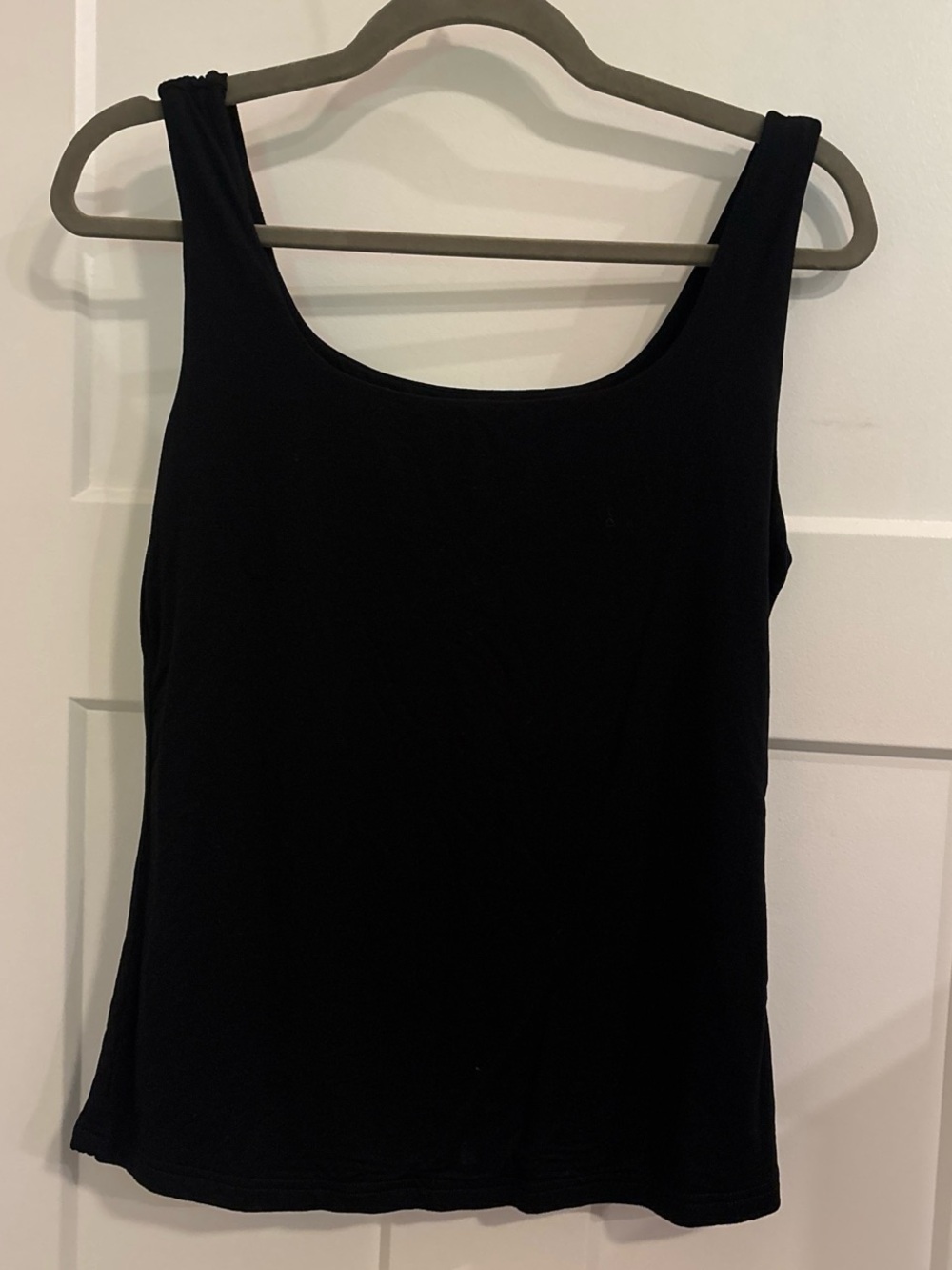 Women's Black Scoop Neck Tank Top - Sleek Everyday Essential